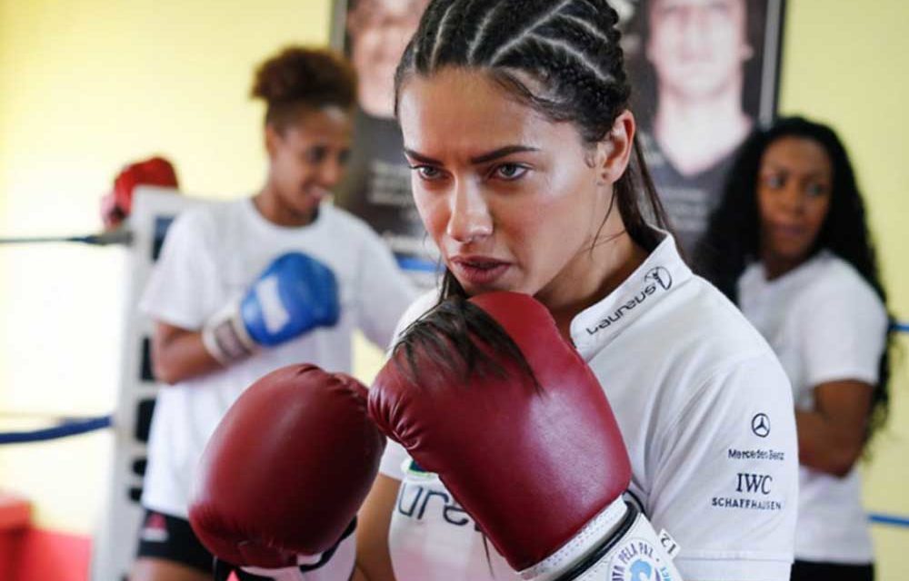 IWC y Adriana Lima boxean por la paz